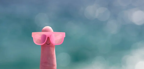 Dedo Cara Feliz Con Gafas Sol Concepto Vacaciones Verano —  Fotos de Stock