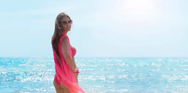 美しい熱帯のビーチにポーズ官能的な女性 — ストック写真