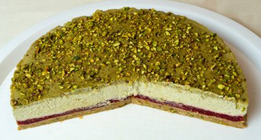 Ahududu ve şam fıstıklı nefis peynirli kek.