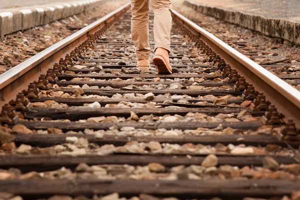 A férfi, aki a síneken megy el.. — Stock Fotó