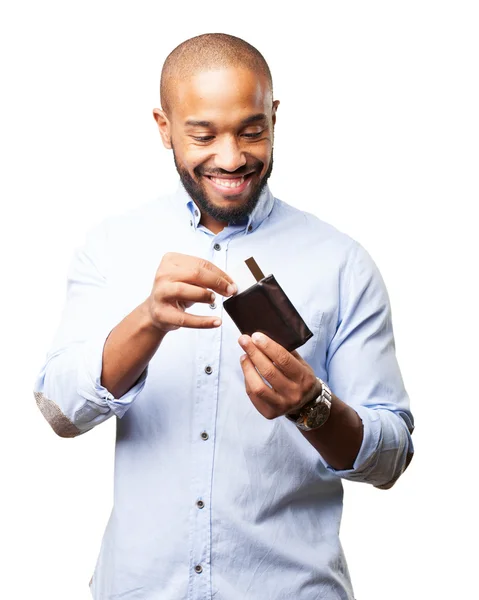 Hombre de negocios negro con cartera y tarjeta de crédito — Foto de Stock