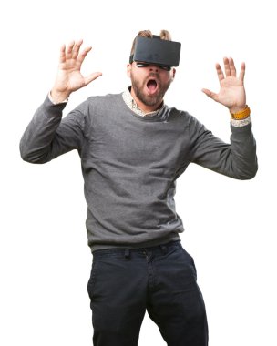 sanal gözlüklü sarışın adam