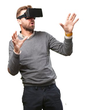 sanal gözlüklü sarışın adam