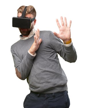 sanal gözlüklü sarışın adam