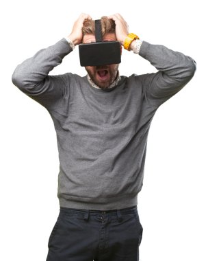 sanal gözlüklü sarışın adam