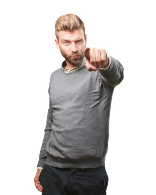 sarışın adam kızgın ifade ile