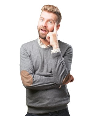 sarışın adam mutlu ifade ile