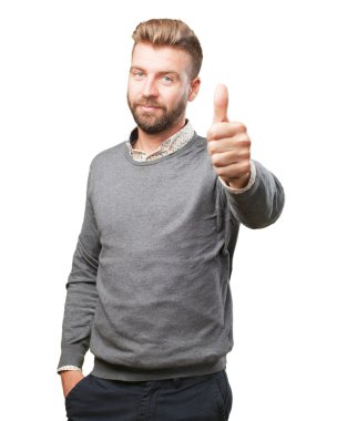 sarışın adam mutlu ifade ile
