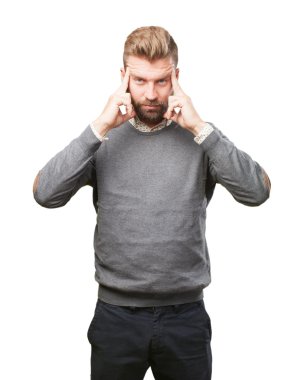 sarışın adam kızgın ifade ile