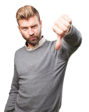 sarışın adam kızgın ifade ile