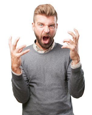 sarışın adam kızgın ifade ile