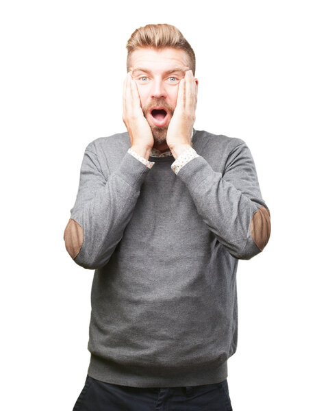 блондин с удивленным выражением лица
