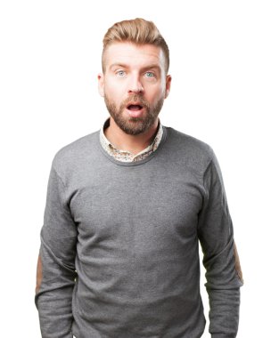 sürpriz ifade ile sarışın adam