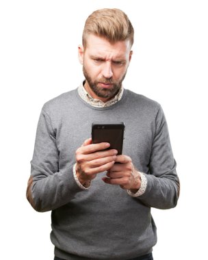 cep telefonu ile sarışın adam