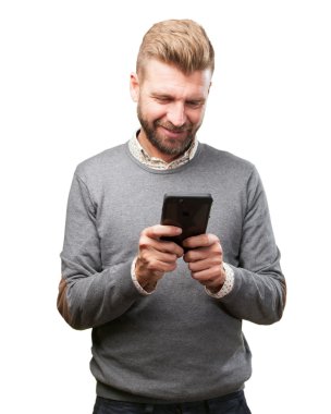 cep telefonu ile sarışın adam