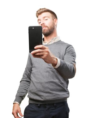 cep telefonu ile sarışın adam