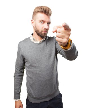 sarışın adam kızgın ifade ile