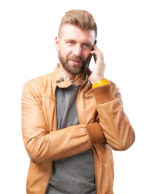 sarışın adam cep telefonu üzerinde konuşurken