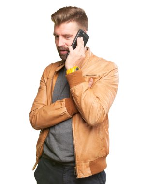 sarışın adam cep telefonu üzerinde konuşurken