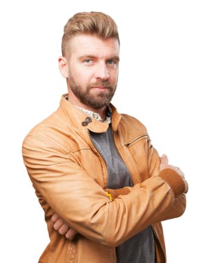 sarışın adam mutlu ifade ile