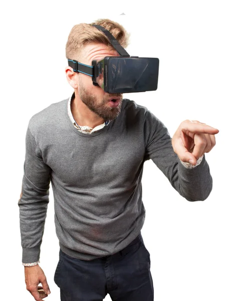 Homme blond avec des lunettes virtuelles — Photo