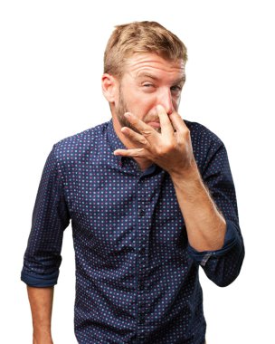 kızgın ifade ile sarışın iş adamı