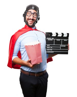 Klaket ve patlamış mısır ile deli kahraman