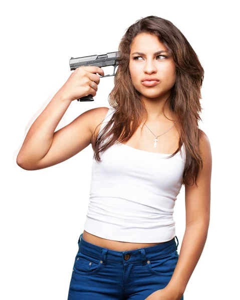 Молодая чернокожая девушка с ружьем — стоковое фото