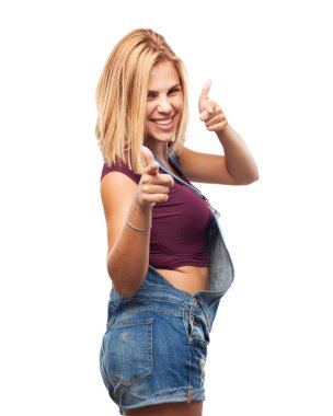 Genç sarışın kız mutlu ifade ile