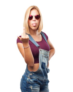 kızgın ifade ile sarışın kız