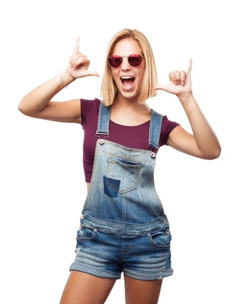 Junge blonde Mädchen mit glücklichem Gesichtsausdruck — Stockfoto