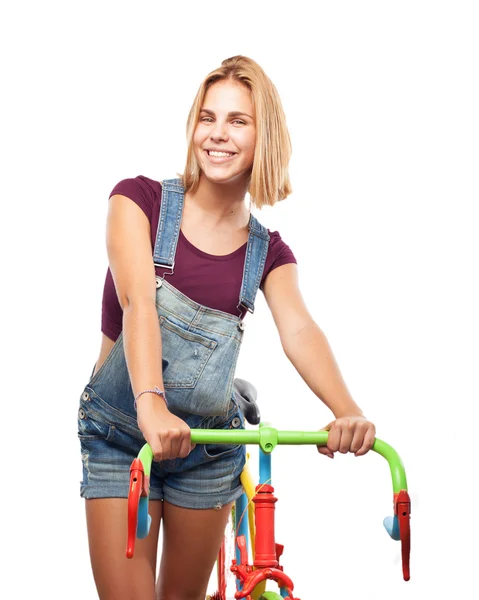 Chica rubia joven con bicicleta — Foto de Stock