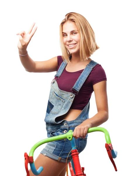 Ung blond tjej med cykel — Stockfoto