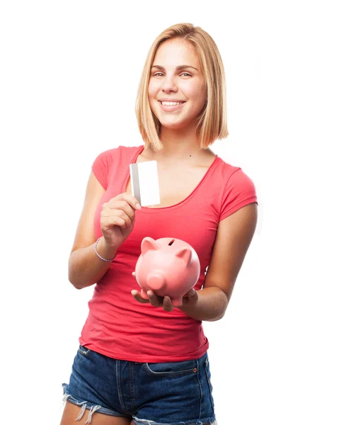 Chica rubia con piggybank y tarjeta de crédito — Foto de Stock