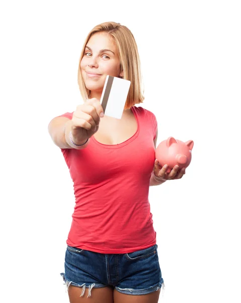 Chica rubia con piggybank y tarjeta de crédito — Foto de Stock