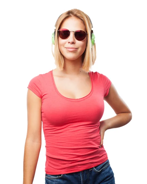 Chica rubia joven con auriculares — Foto de Stock