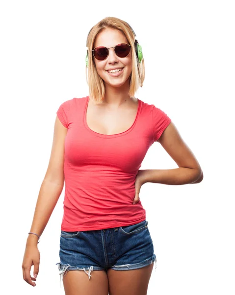 Chica rubia joven con auriculares — Foto de Stock