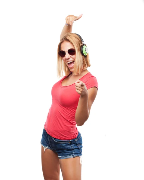 Девушка слушает музыку с наушниками — стоковое фото