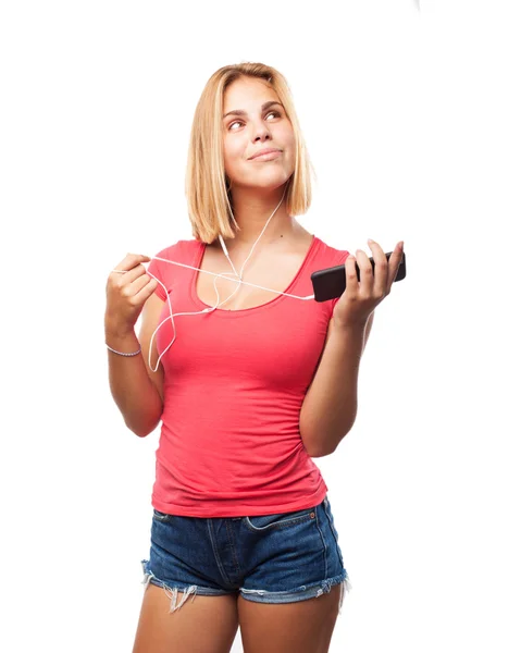 Girl luisteren muziek op mobiele telefoon — Stockfoto