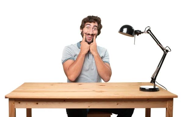 Homem louco à mesa com expressão feliz — Fotografia de Stock