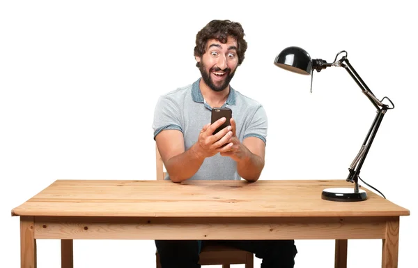 Louco homem usando telefone celular na mesa — Fotografia de Stock