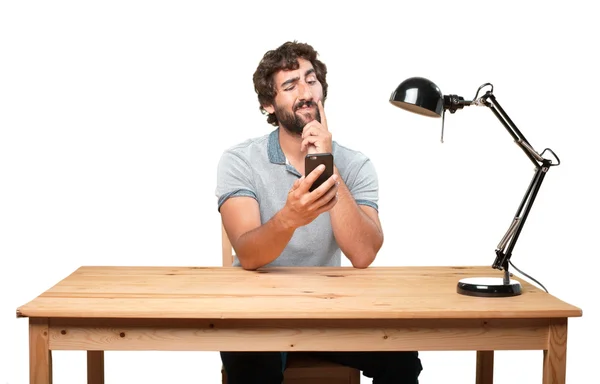 Crazy man met mobiele telefoon aan tafel — Stockfoto