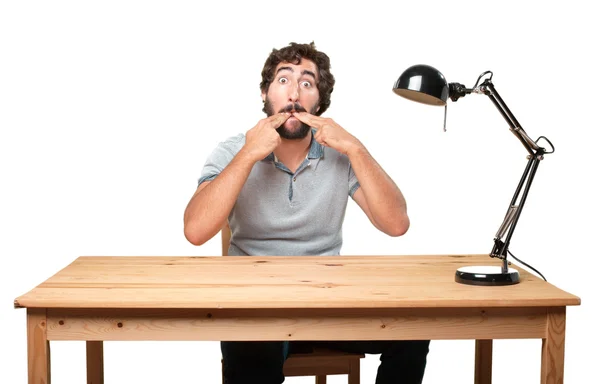 Homem louco à mesa com expressão feliz — Fotografia de Stock