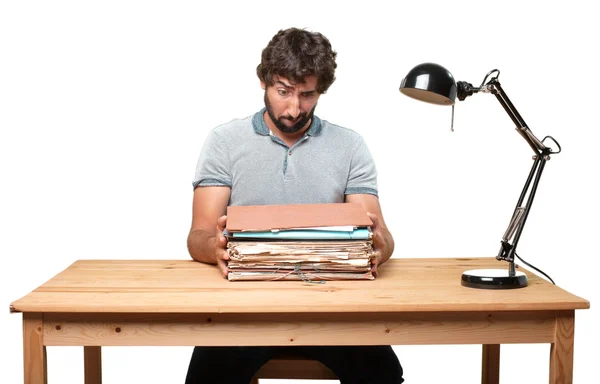 Louco homem à mesa com documentos — Fotografia de Stock