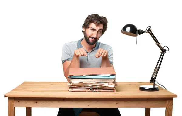 Louco homem à mesa com documentos — Fotografia de Stock