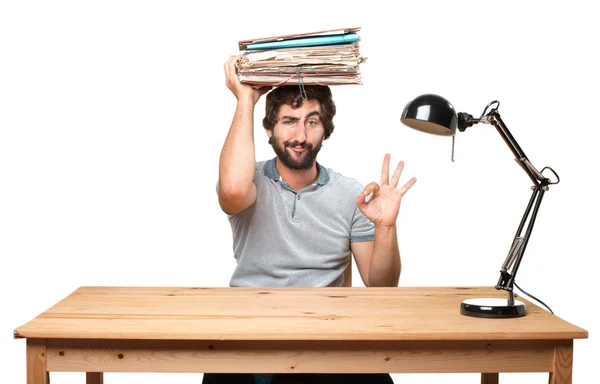 Louco homem à mesa com documentos — Fotografia de Stock