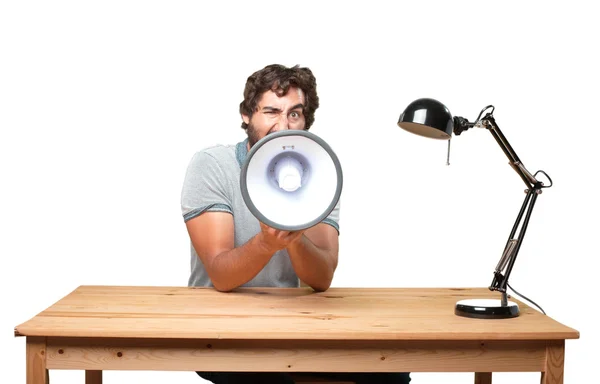 Fou jeune homme à table avec mégaphone — Photo