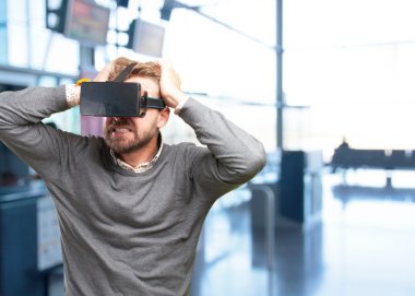 sanal gözlüklü sarışın adam