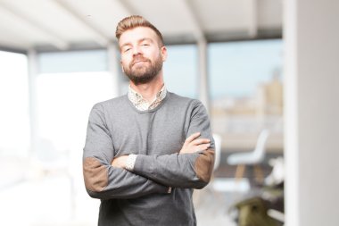 sarışın adam mutlu ifade ile