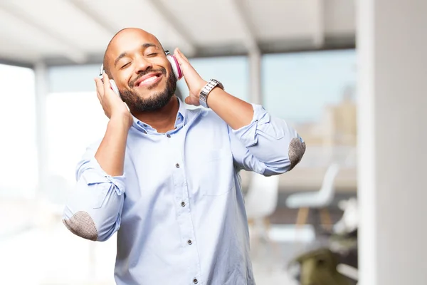Zwarte man luisteren muziek op koptelefoon — Stockfoto